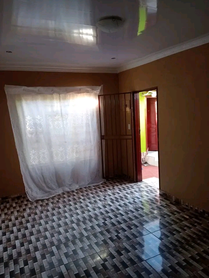 Available garage in zone 7 
r1900 per month   in Meadowlands