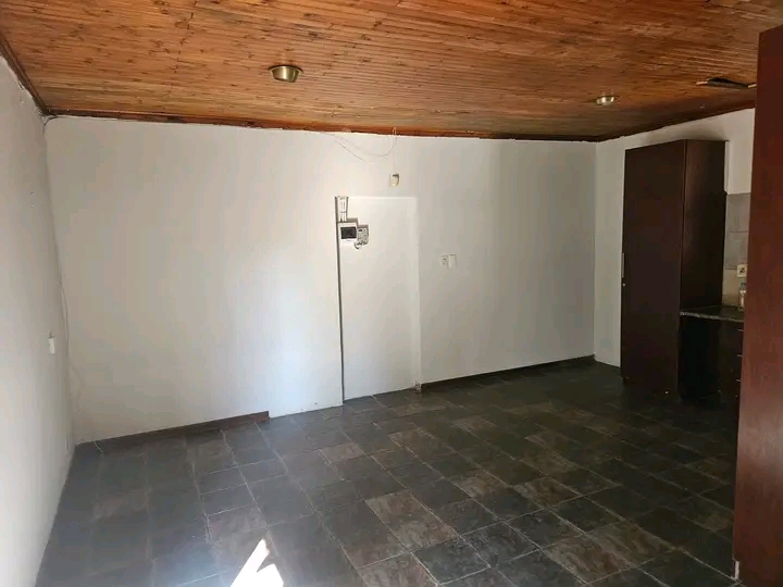 Spacious garden cottage available immediately  in Lombardy East