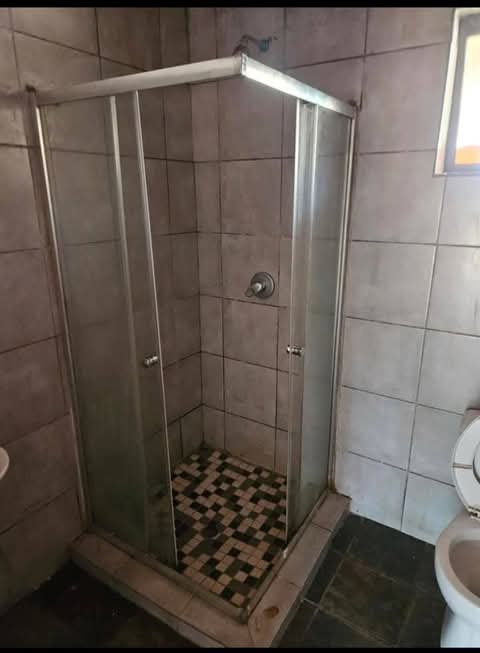 Spacious garden cottage available immediately  in Lombardy East