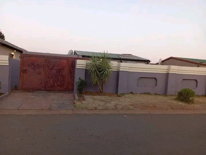 3 bedrooms house with 1 outside room availabl  in Protea Glen
