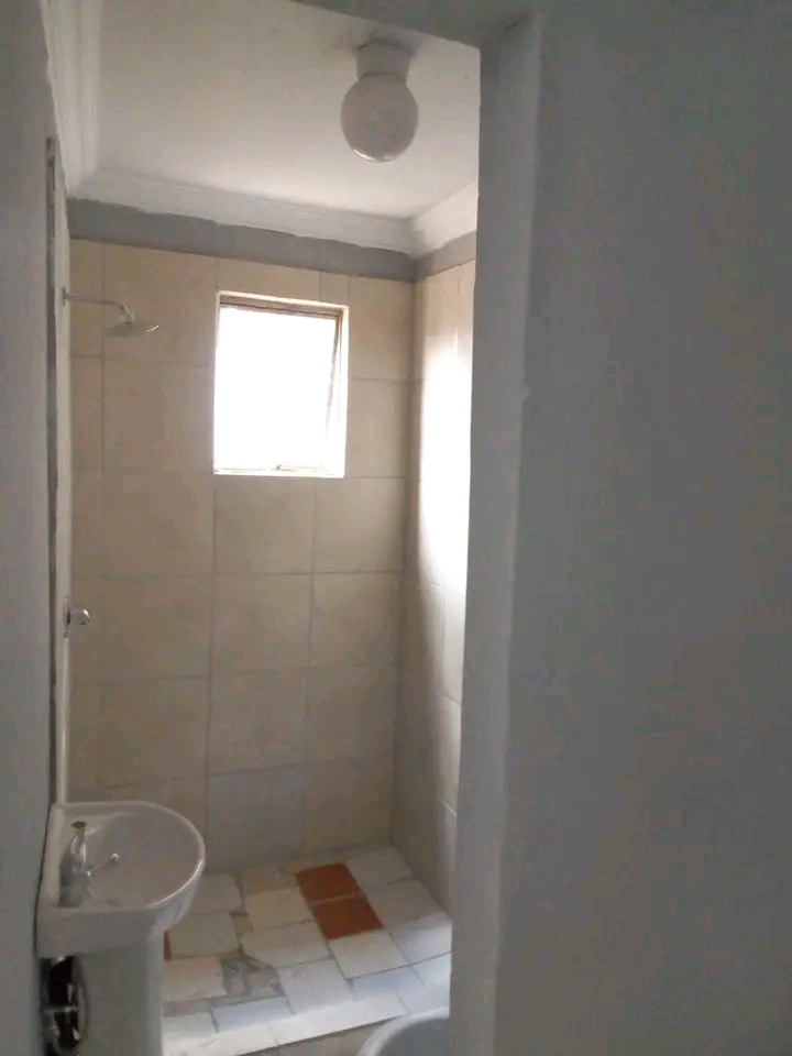 R2500 room to rent available contact: 076 192  in Forest Hill