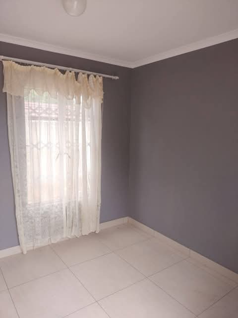 Room to rent available in ext 7, parking avai  in Cosmo City