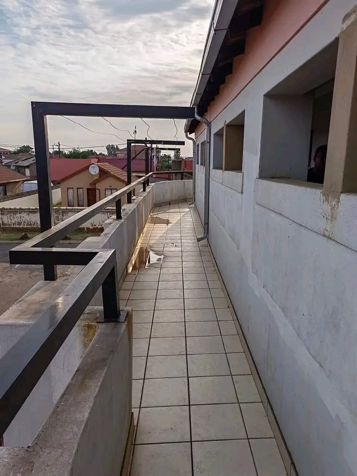 Open plan bachelor unit available to occupy
  in Vosloorus