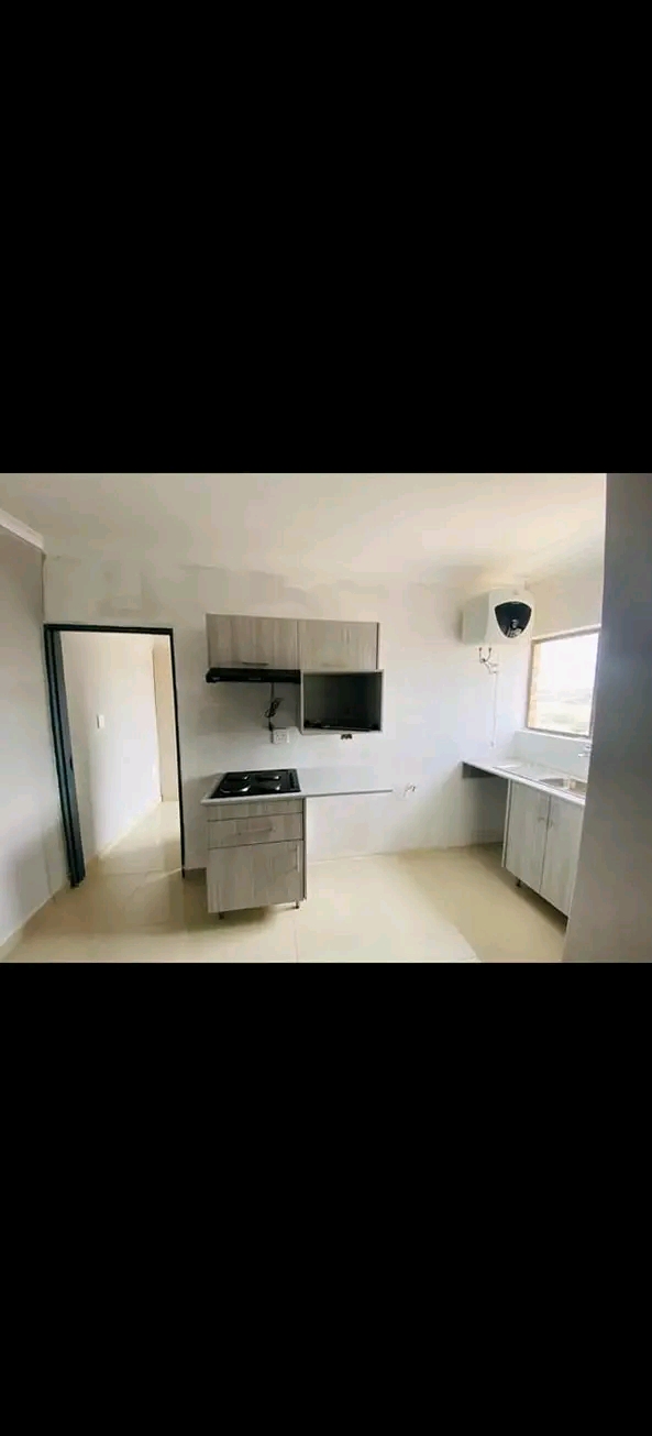 1 spacious bedroom bachelor with fitted kitch  in Norkem Park