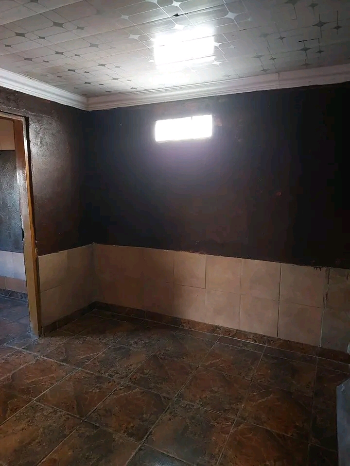2 rooms to ren, moleleki section
r1 600 rent  in Katlehong