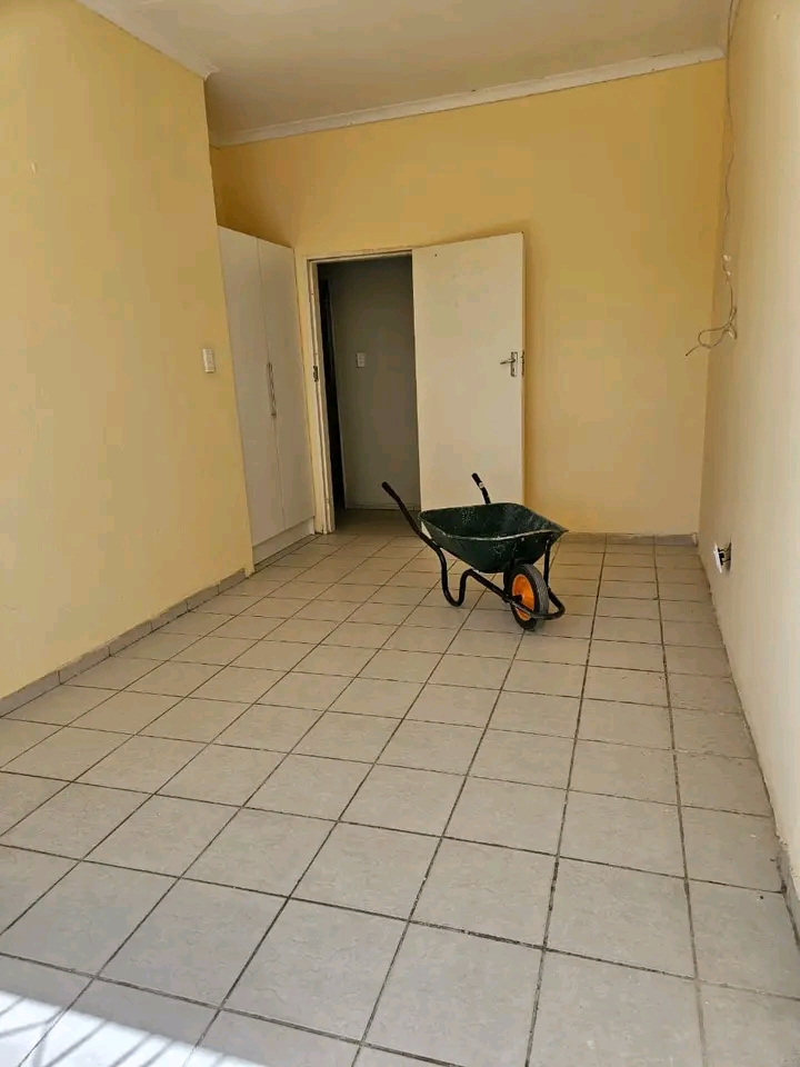 1 bedroom  cottage, comes with  fitted wardro  in Old Birch Acres