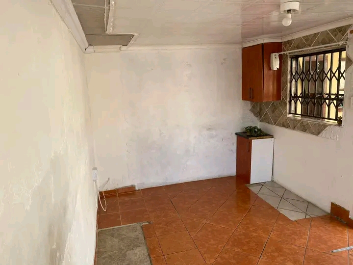 Room available in west

r1800 coming as sin  in Krugersdorp