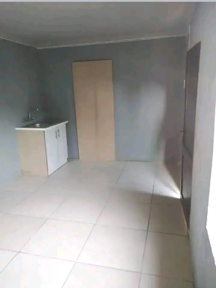 Room available ext3 r2700
next to jakalcrek   in Cosmo City