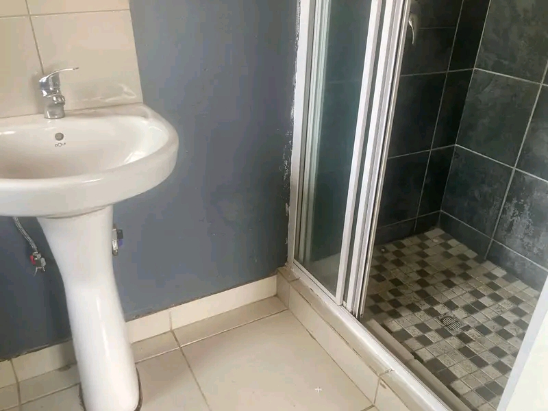 Bachelor ensuite ext 12 r2500 pm
deposit req  in Protea Glen