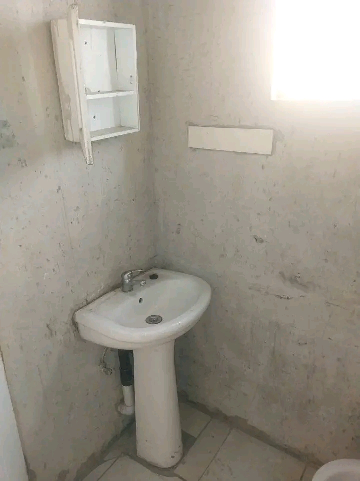2 bedroom house to rent with fully fitted kit  in Regents Park