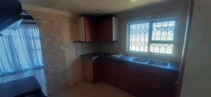 Zone 2 
fitted kitchen 
lounge 
full bathr  in Pimville