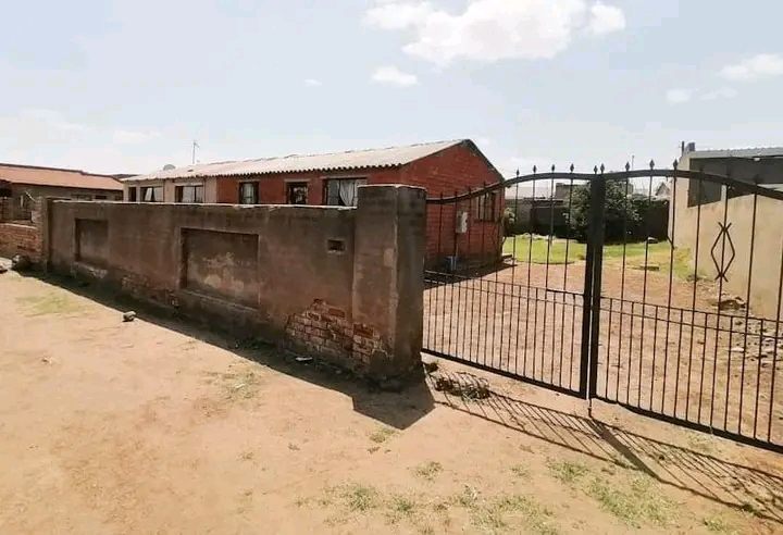 Home for rental 🏅🏅(zone 3) - soweto 
2  in Pimville