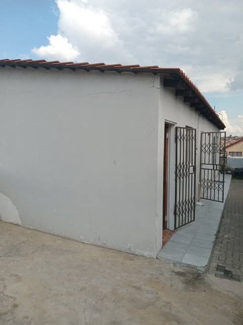 2 rooms available in allendale next to tallga  in Allandale