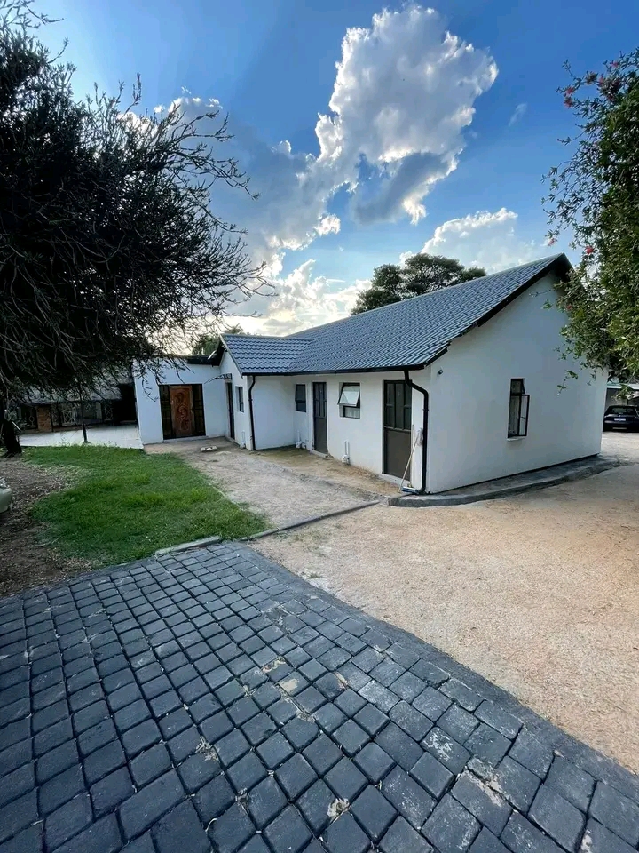 1 separate bedroom cottage with open plan kit  in Kempton Park