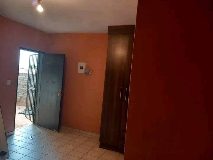 A spacious bachelor pad in ext 6 is available  in Cosmo City