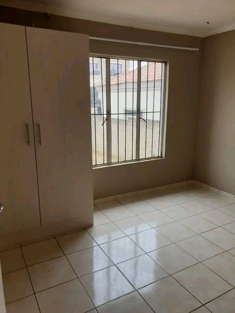 2 bedroom house available at ext 5
rent 5.4   in Cosmo City
