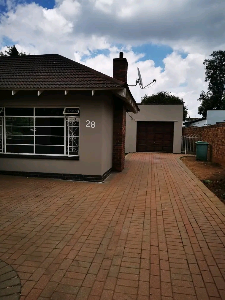 House for rent
farrarmere
3 bedroom
2 bath  in Benoni