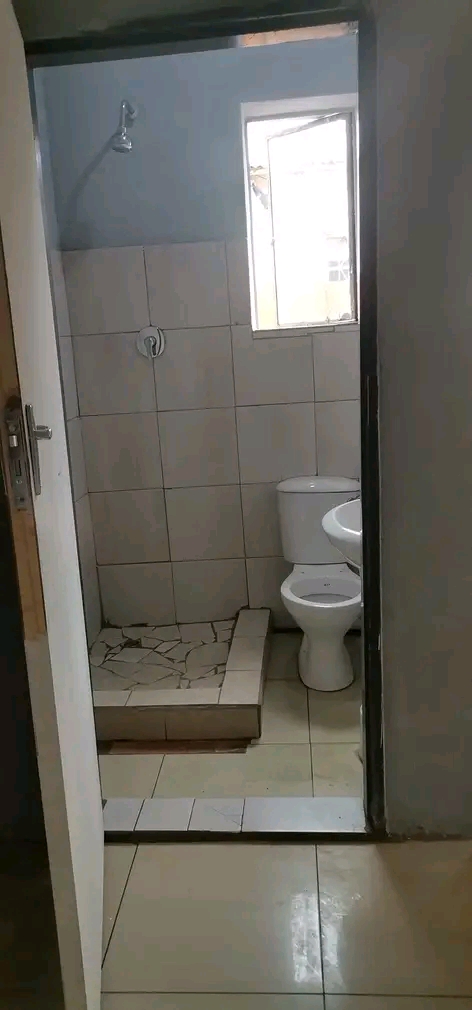 1 bedroom cottage available at 43 eleazar str  in Regents Park