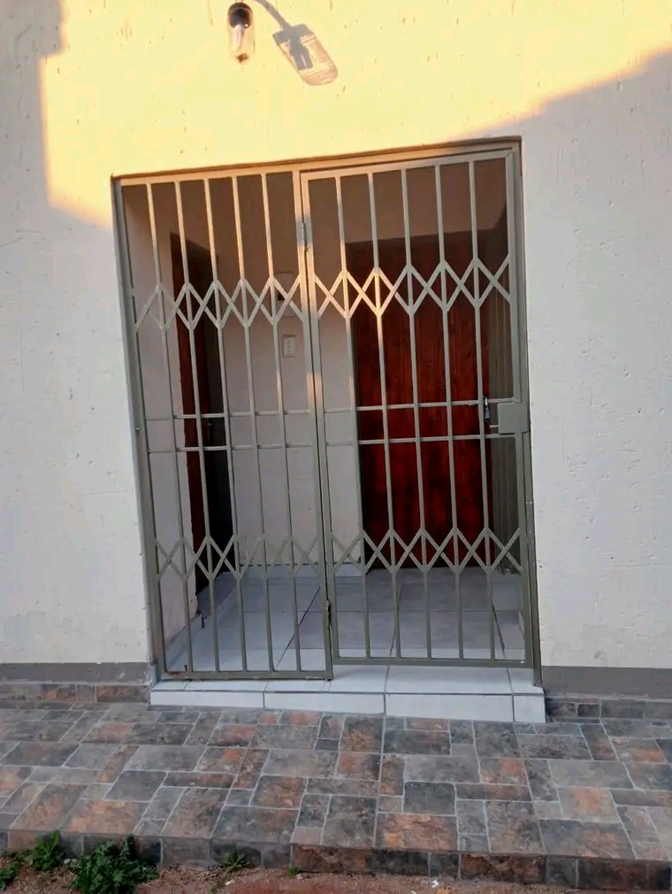 Room to rent ext 25
r1200 + deposit 
contac  in Vosloorus