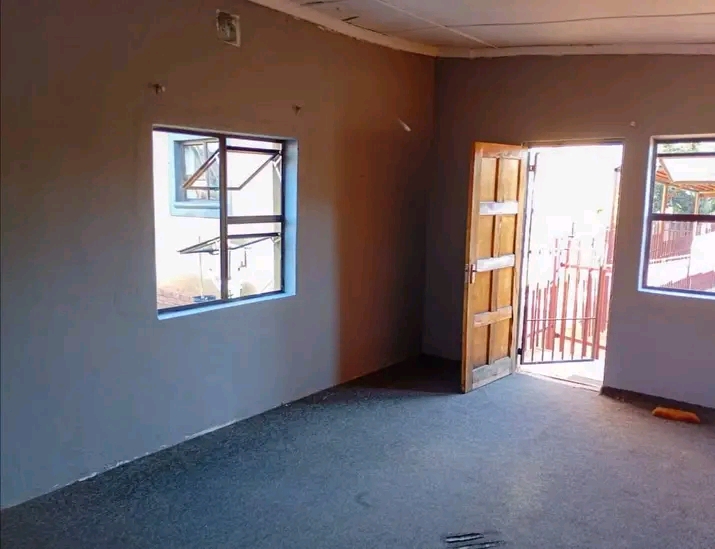 Flatlet to rent r3 500
big unit to rent with  in Brakpan
