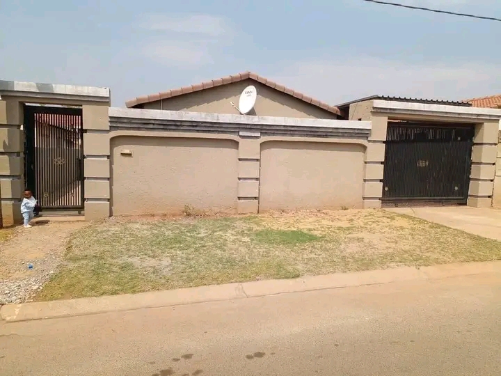 Garage sized room with ensuite to rent extens  in Protea Glen