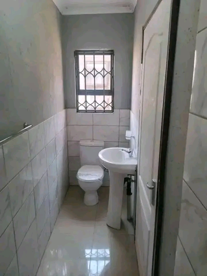 Bachelor room available same time
close to a  in Alexandra