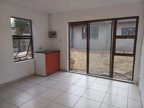 Bachelor room available for rental on the 1st  in Bedfordview