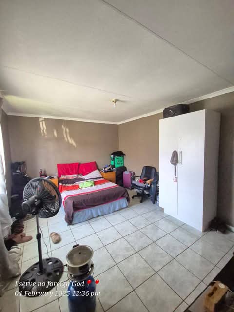 1 separate bedroom cottage with a  fitted wal  in Birch Acres