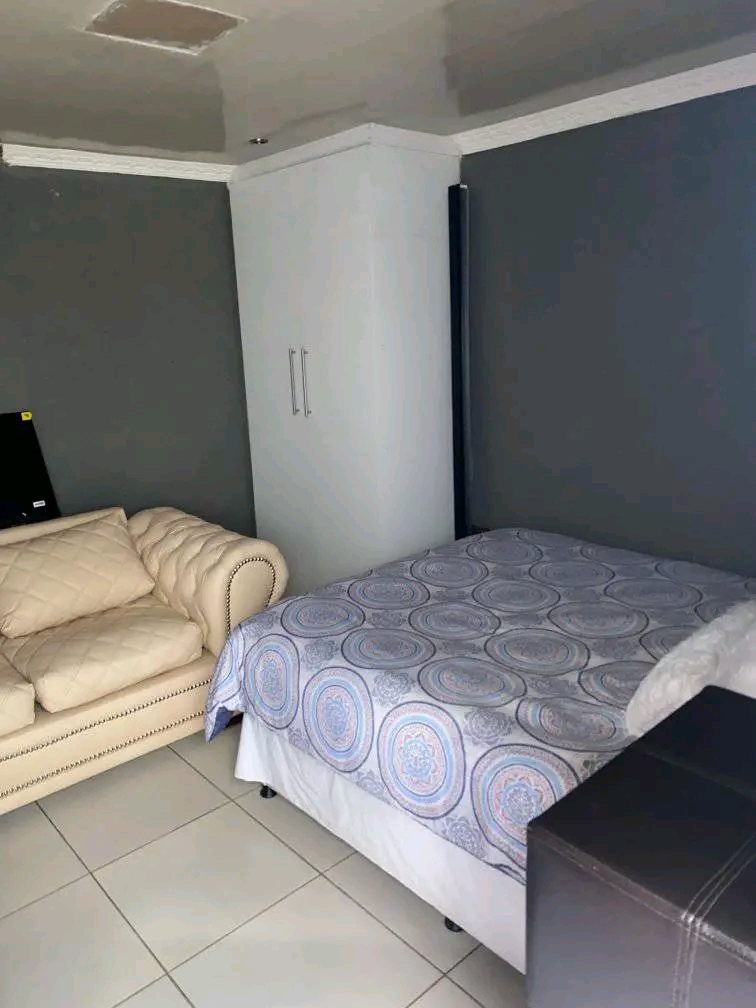 Beautiful open plan bachelor consists of fitt  in Norkem Park