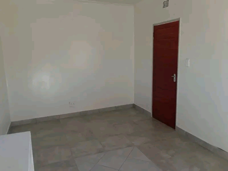 Vacant ensuite available in zone 4. r3100.00+  in Diepkloof