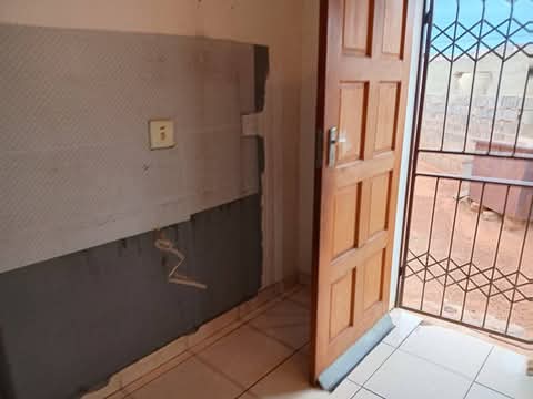 2 bedroom house
rent r3000
depositr3000 (ne  in Beverly Hills