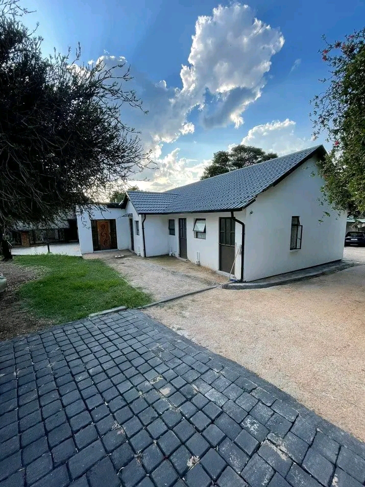 1 separate bedroom cottage with open plan kit  in Esther Park