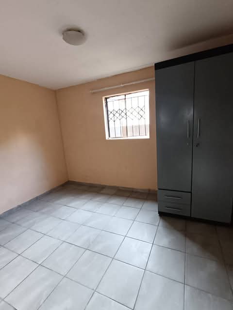 1 spacious bedroom bachelor with fitted kitch  in Birch Acres