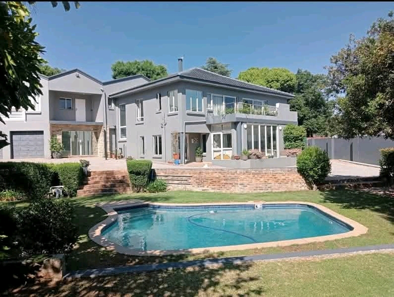 A stunning fully furnished 4 bed and 3 bath s  in Randburg