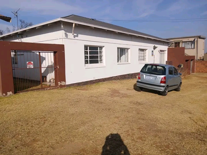 Beautiful and spacious 1 bedroom cottage for   in Primrose