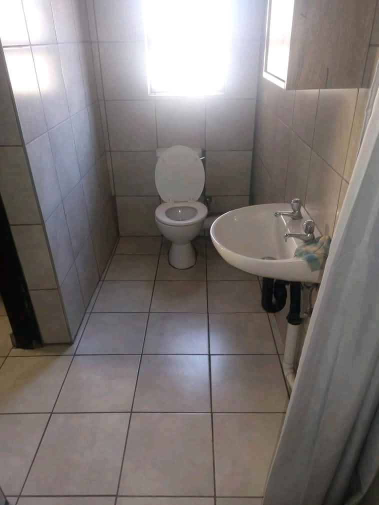 Room available 3friedman street parking free   in Kempton Park