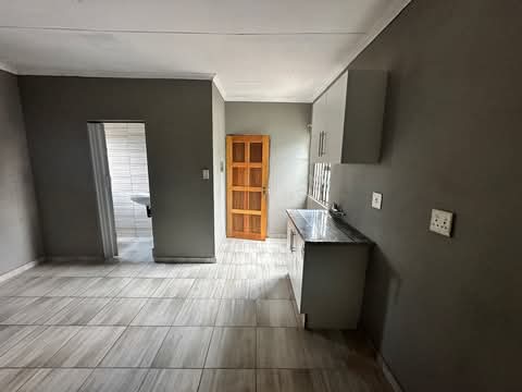 🏠 en-suite to rent
📍 ext 27, soweto
�  in Protea Glen