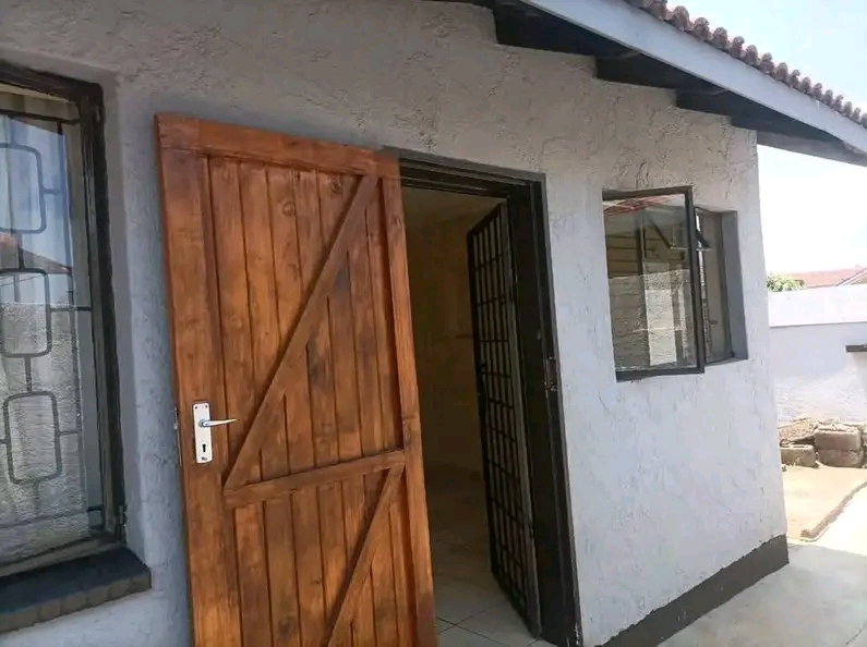 Big garage with shared shower available immed  in Pimville