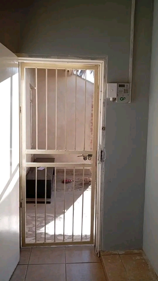 2 rooms available with wardrobes, kitchenlet,  in Kempton Park