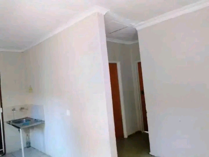 Full house available 1ts may in ex1.with two   in Rabie ridge