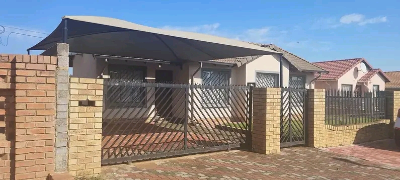 3 beds 2baths freestanding house is situated   in Ormonde