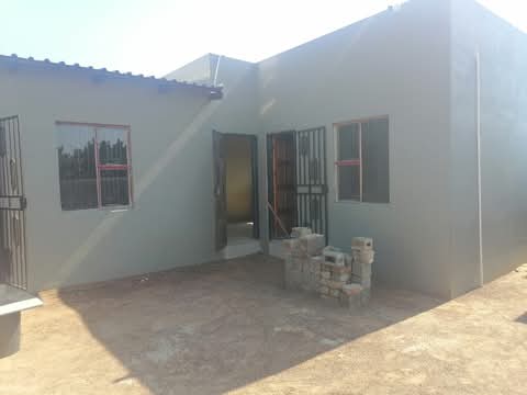 Spacious rooms in for rent
newly built, spac  in Tsietsi
