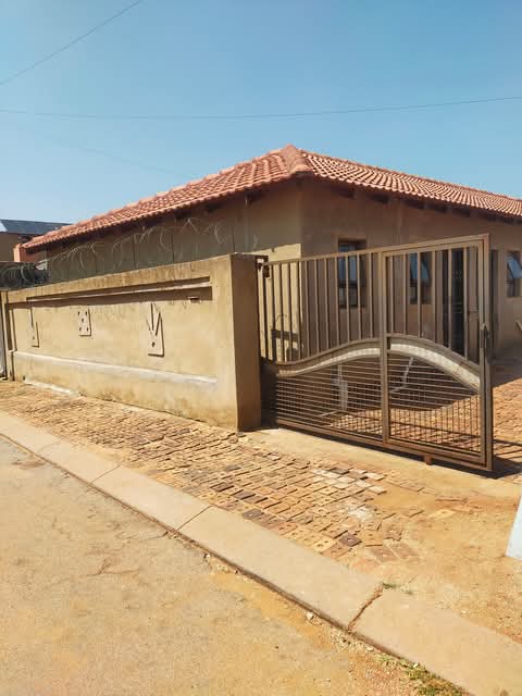Bachelor unit available for rental at ext4 .   in Protea Glen