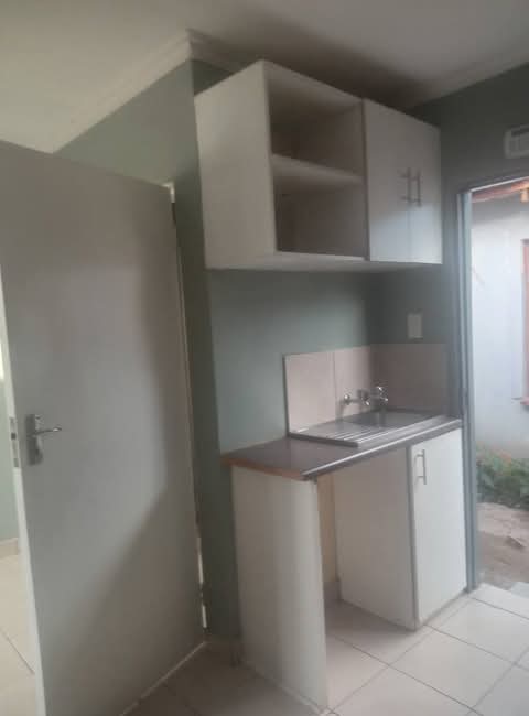 Cottage available immediately ext5 for 2800 p  in Cosmo City