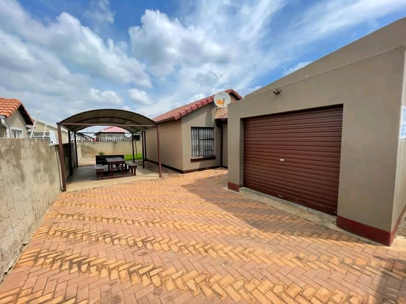 House in gardens
available immediately 
ren  in Leondale
