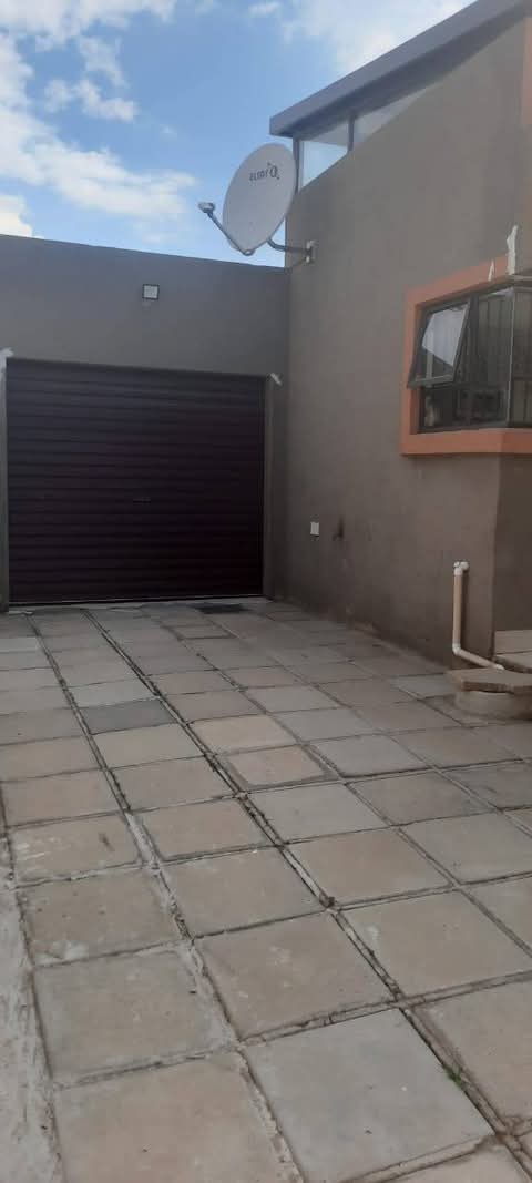 3 bedroom house for sale in ext 36 inside a b  in Olievenhoutbosch