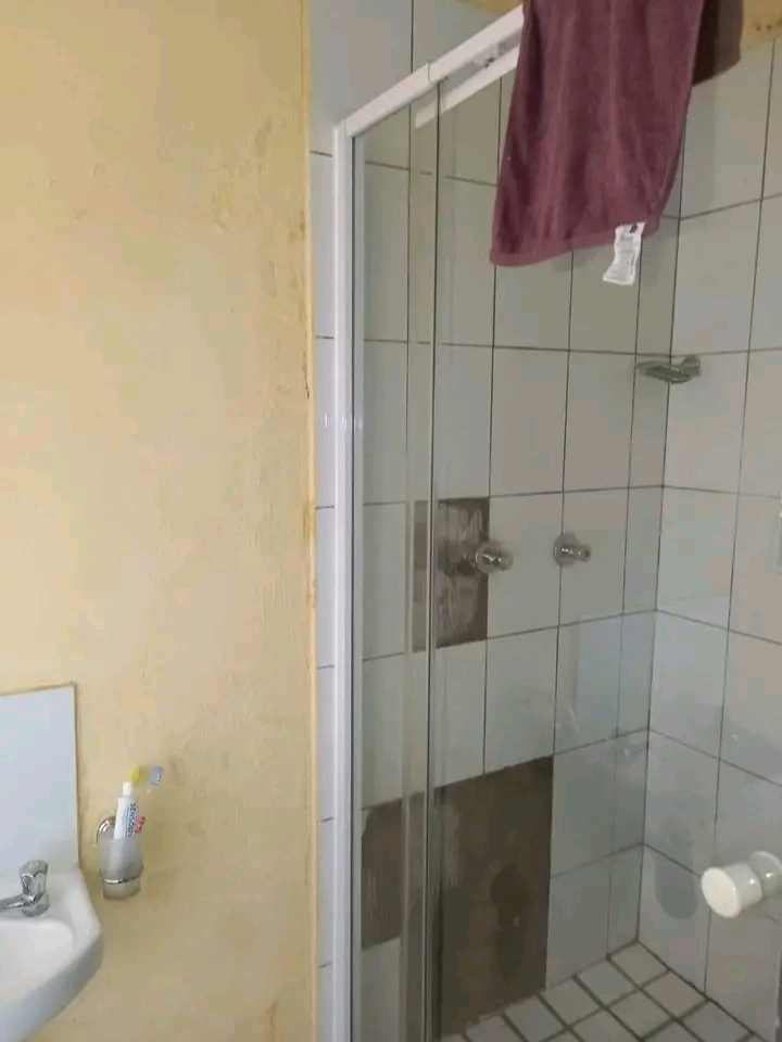 House to let
rental price:r7000 plus deposit  in Windmill Park