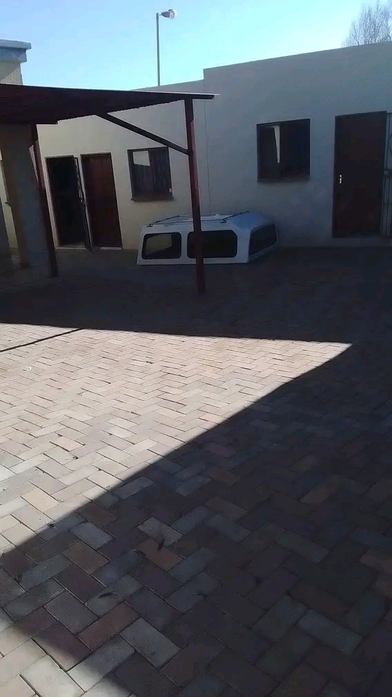 Room agent
r900
mastand available 
free el  in Ivory Park