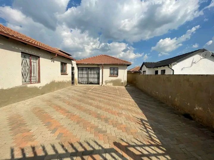 3 bedroom house to rent 
r6000 rental 
r600  in Birch Acres