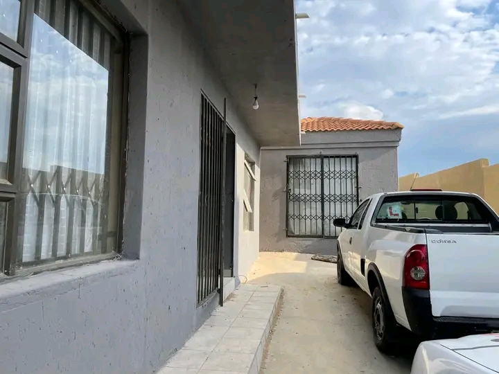 Room available to rent for r2000 excluding de  in Braamfischer